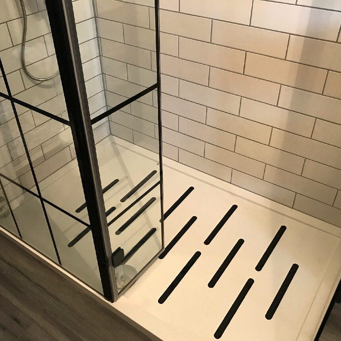 https://cdn.shopify.com/s/files/1/0619/6307/5793/products/anti-slip-bath-shower-stickers-8x-black-strips-sa011-397448.jpg?v=1683368359&width=1198