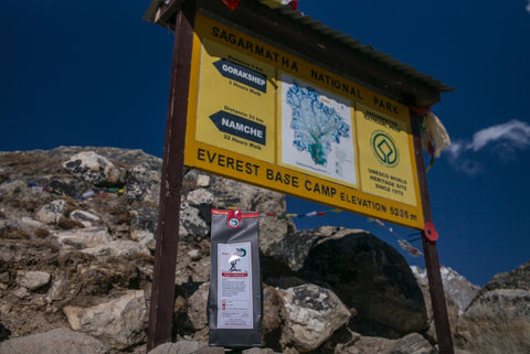 Unser Tee vor dem Schild vom Everest Basecamp welchen unser Fotograf netterweise mit auf seine Reise genommen hat