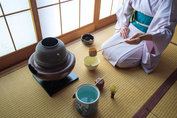 Traditionelle Matcha Zubereitung von einer Japanerin