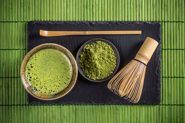 Das optimale Zubehör für die Zubereitung von Matcha: Schale mit fertig gerührtem Matchapulver, Schale mit Matcha Pulver, Besen und Löffel