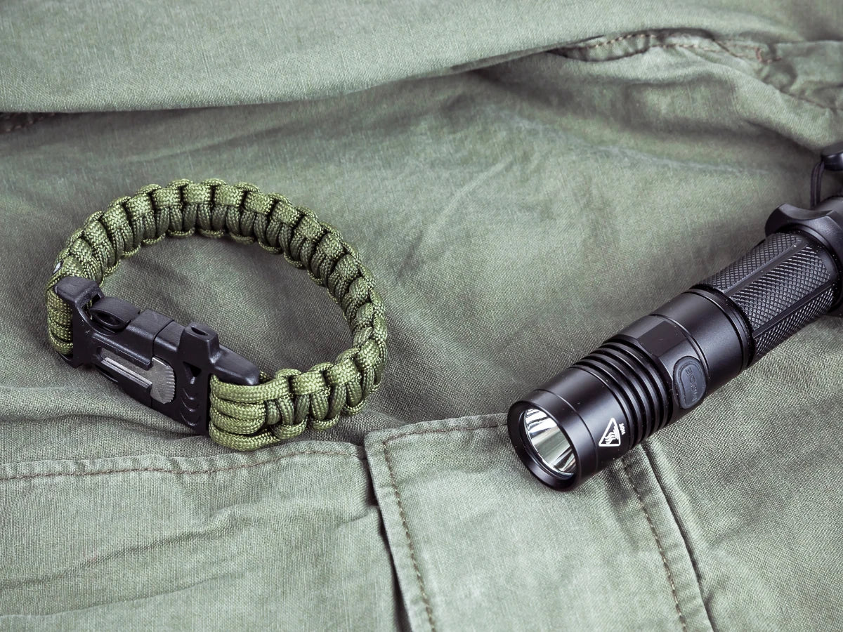 lampe torche militaire