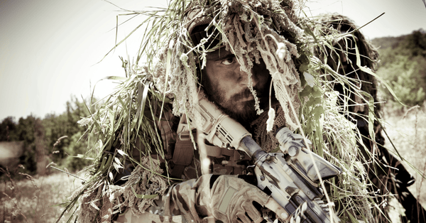 Soldat avec une Ghillie suit fabriquée