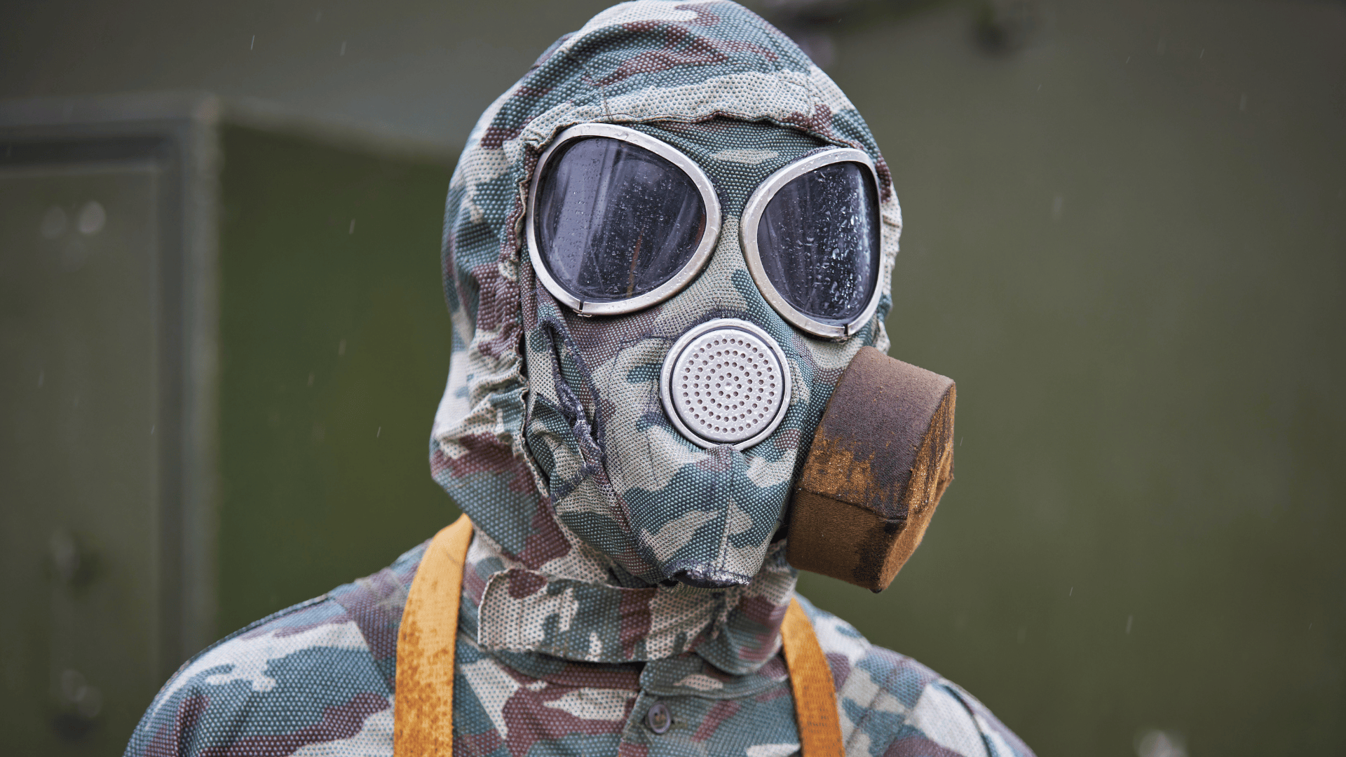 Homme avec un masque à gaz rouillé