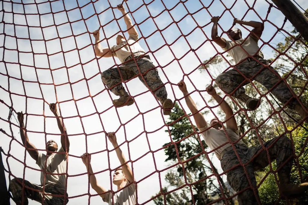 Soldados sobem a uma rede para obterem rações de sobrevivência