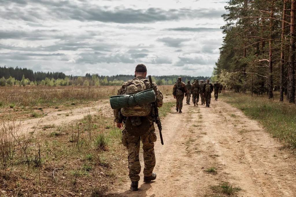 Soldato che trasporta razioni militari di sopravvivenza