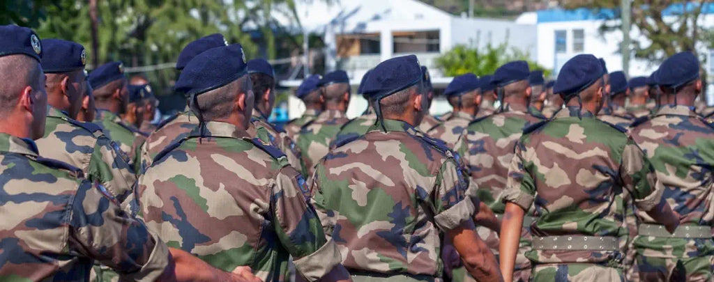Soldats Français faisant le salut militaire