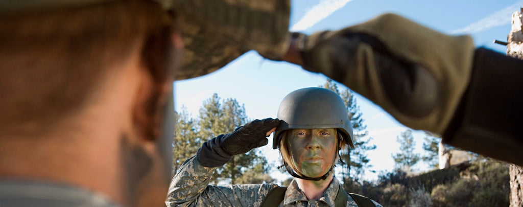 Salut militaire effectué par un soldat de l'armée