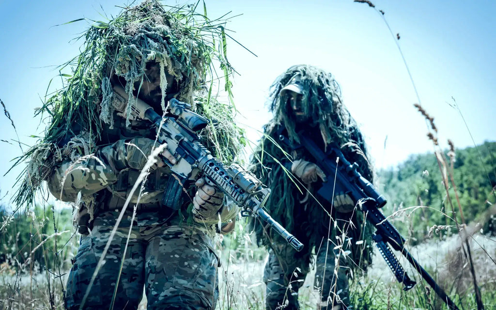 Zwei Soldaten bei Einsätzen mit militärischer Ghillies-Kleidung