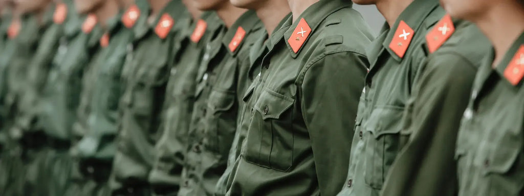 Von Soldaten getragene militärische Kleidung