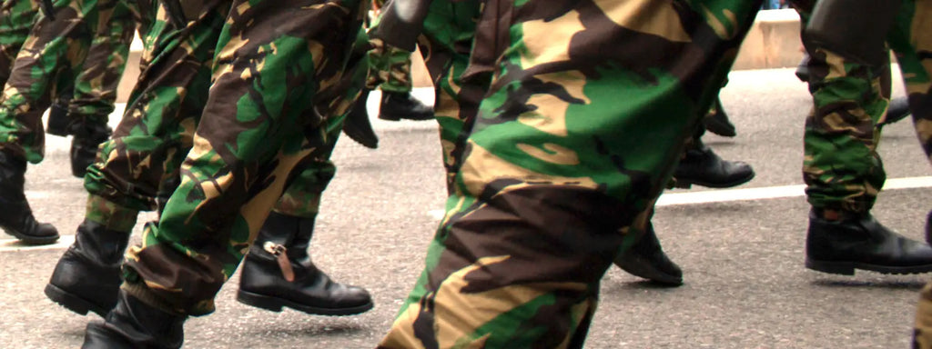 Soldados con uniforme militar