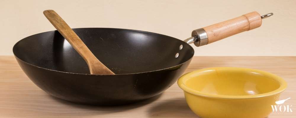 Wok_with_wooden_handle
