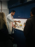 Besuch von Studenten im Labor der Avgerinos-Apotheke