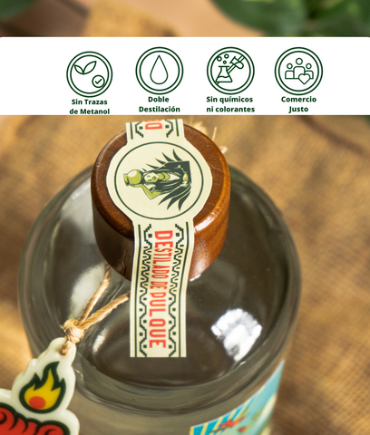 Botella de destilado de pulque con insignias que muestran las características importantes del producto