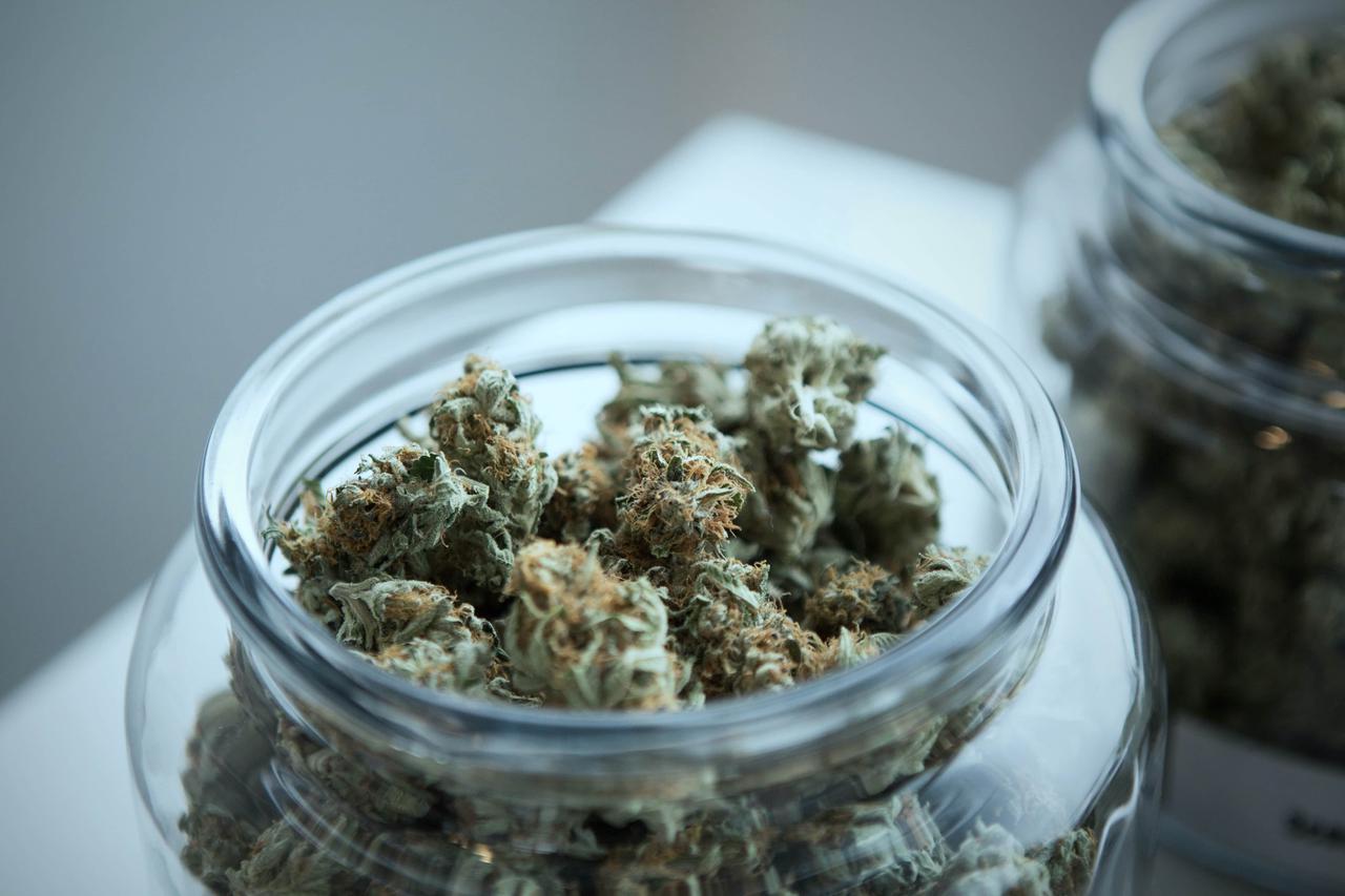 how to keep weed fresh in airtight jars