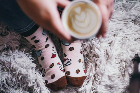 Kaffee mit bunten Socken mit Tee und Kaffee Motiv