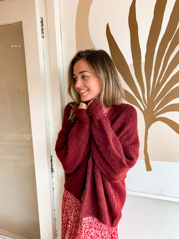 Faye looks cosy in the American Vintage East Cardigan in mottled cardinal.