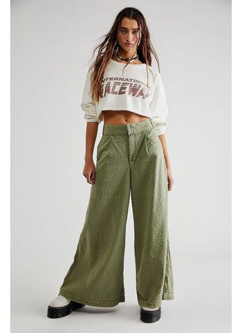 A contemporary take on a classic silhouette, these wear-everywhere pants are featured in a high-rise, wide-leg silhouette with tailored waistband and textured woven fabrication.