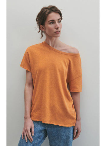 Loose mid-length short sleeves crew neck T-shirt.