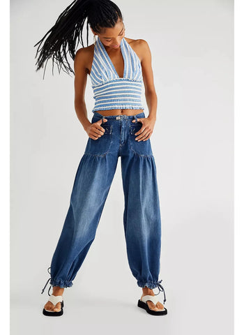 So cool balloon-style jeans from the We The Free collection featured in a mid-rise silhouette with dropped, front patch-style pockets and cinch-tie banded ankles with femme pleating throughout for added dimension.