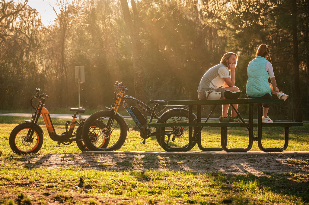 cyrusher ebike couple riding