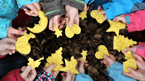 Plastikfreier Weihnachtsbaumschmuck aus Bienenwachs von Familienimkerei Grega. 