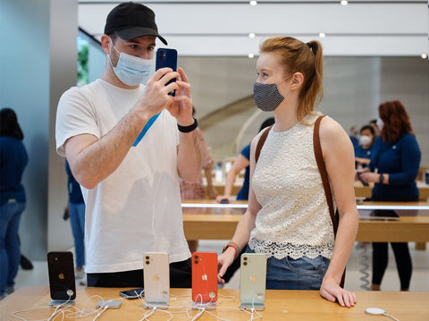 Couple shops for an iPhone. Image from Apple Newsroom