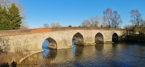 Ancient Yalding Bridge with 3 arches over the River