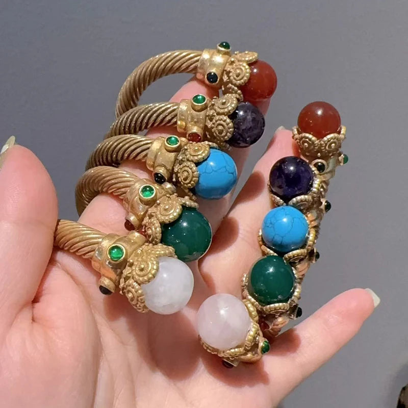 Bracelete IndiaLux™ com pedras coloridas em destaque