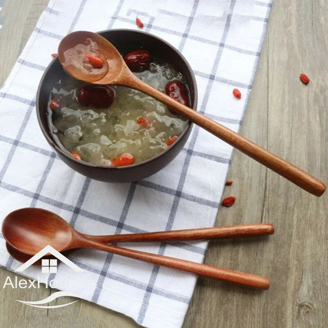 Colheres de bambu NatureSpoon em uso com sopa mostrando versatilidade e praticidade
