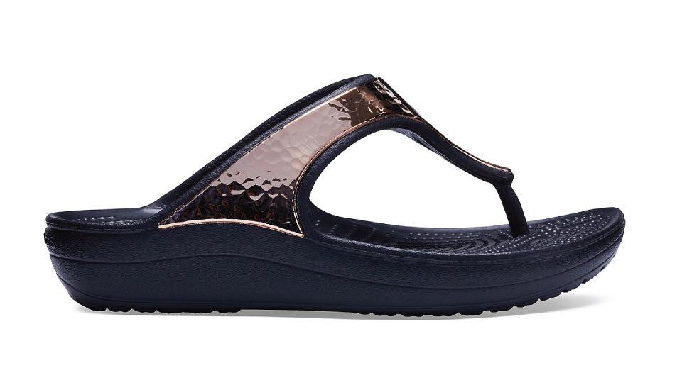 crocs sloane hammered metallic flip