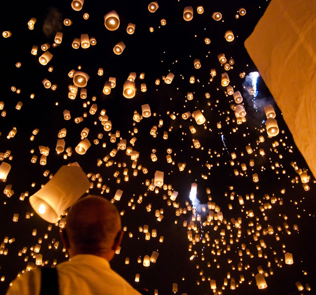  Flying Chinese Lanterns in the Sky