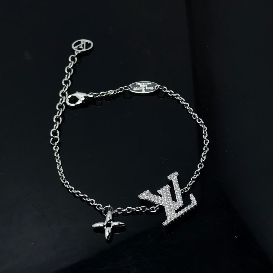 Louis Vuitton letter star star bracelet from CustomName