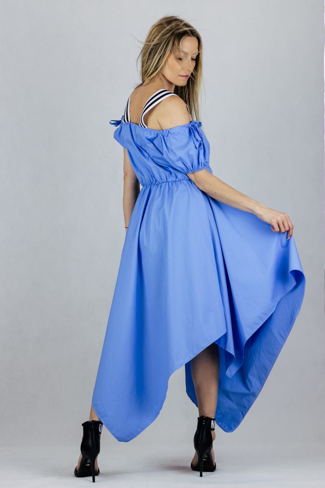 Sukienka z asymetrycznym dołem - niebieska – Inspiracja