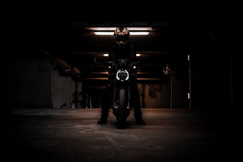 Moto dans garage