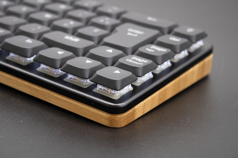 Drahtlose mechanische Tastatur aus Holz