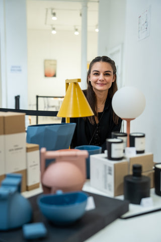 Mélanie derrière le stand Macarie