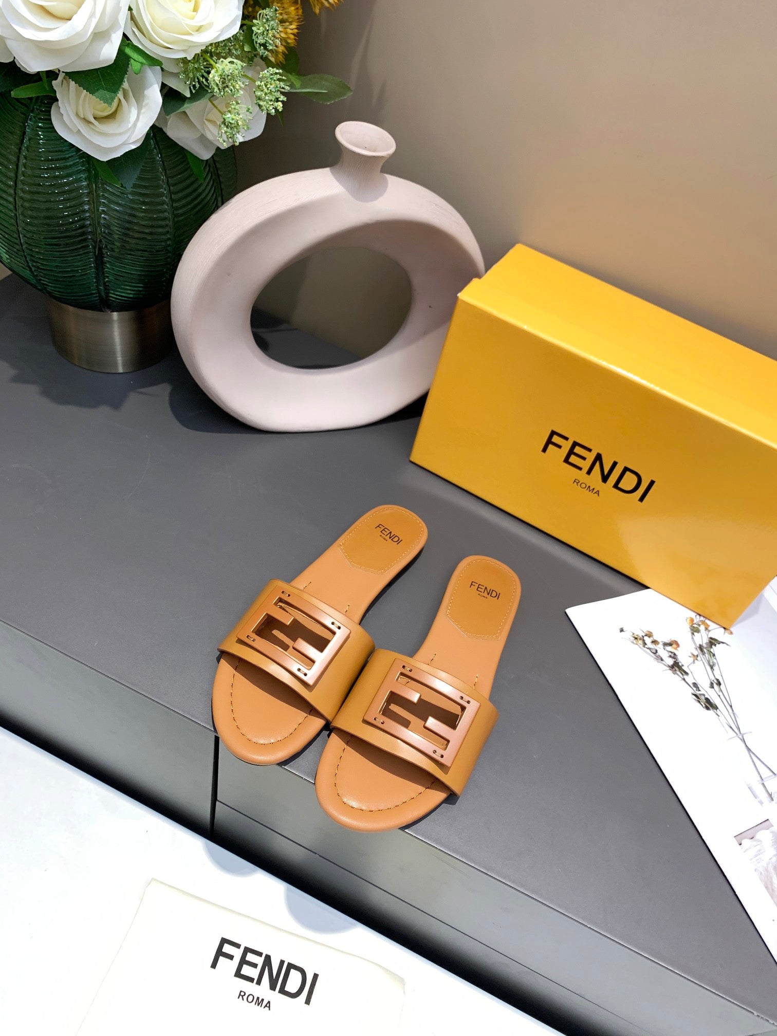 FENDI 2022 Popular Summer Women's Flats Men Slipper Sandals 