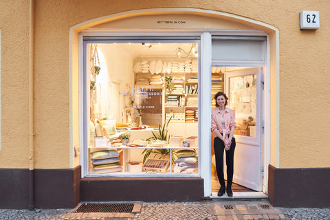 Larissa Reuter vor ihrem Kissenladen in Berlin Neukölln, Reuterstraße 62, Laden für handgefertigte hochwertige Sofakissen