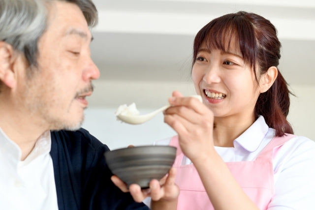 食事介助される男性