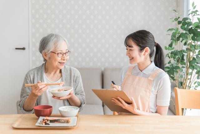 食事をとる高齢者