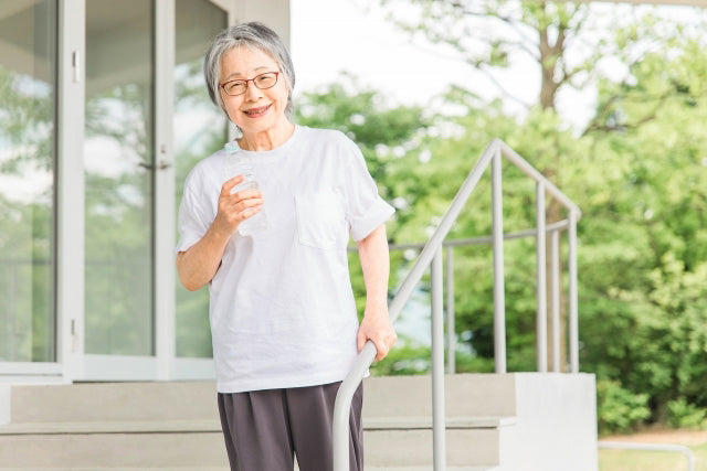運動する高齢女性