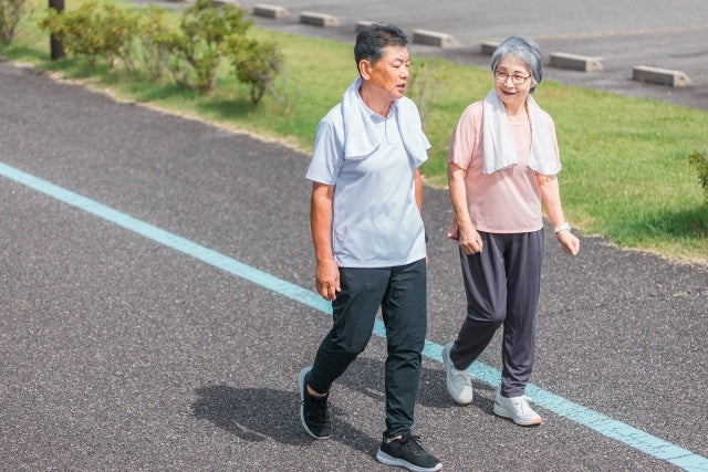 運動する高齢夫婦