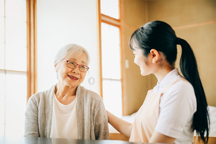 在宅介護を受ける高齢女性