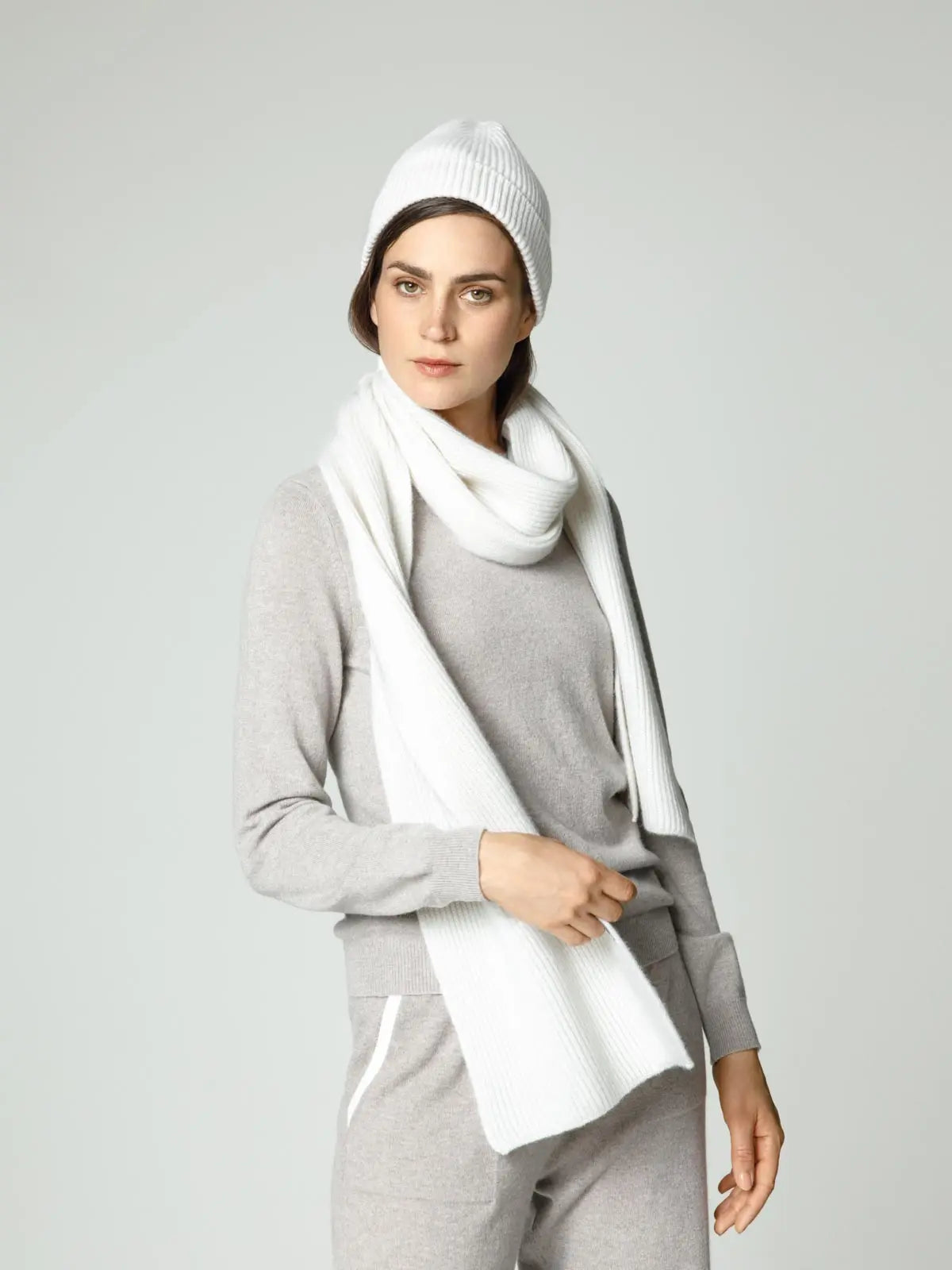 Knitted cap in cashmere in the color Ice White – Furnari®