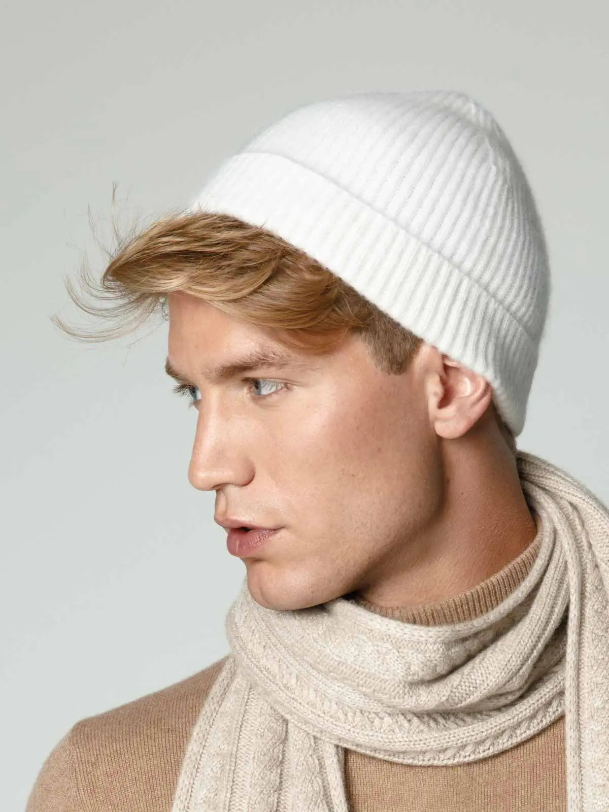 Knitted beanie made of cashmere in the shade Ice White – Furnari®