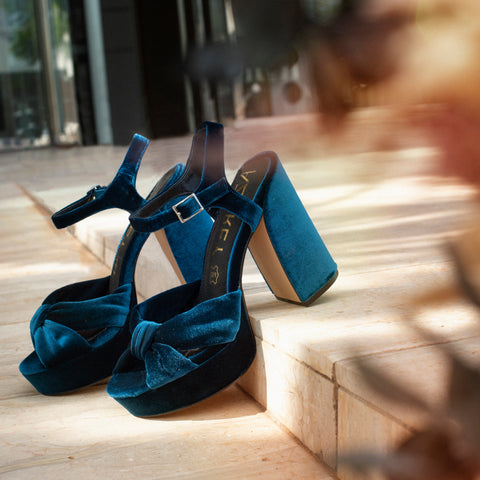 Sandalia azul de terciopelo con plataforma