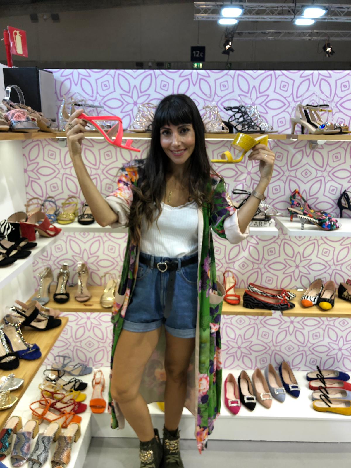 Alicia Fernández posando con dos de sus sandalias favoritas de la nueva colección de calzado para mujer 