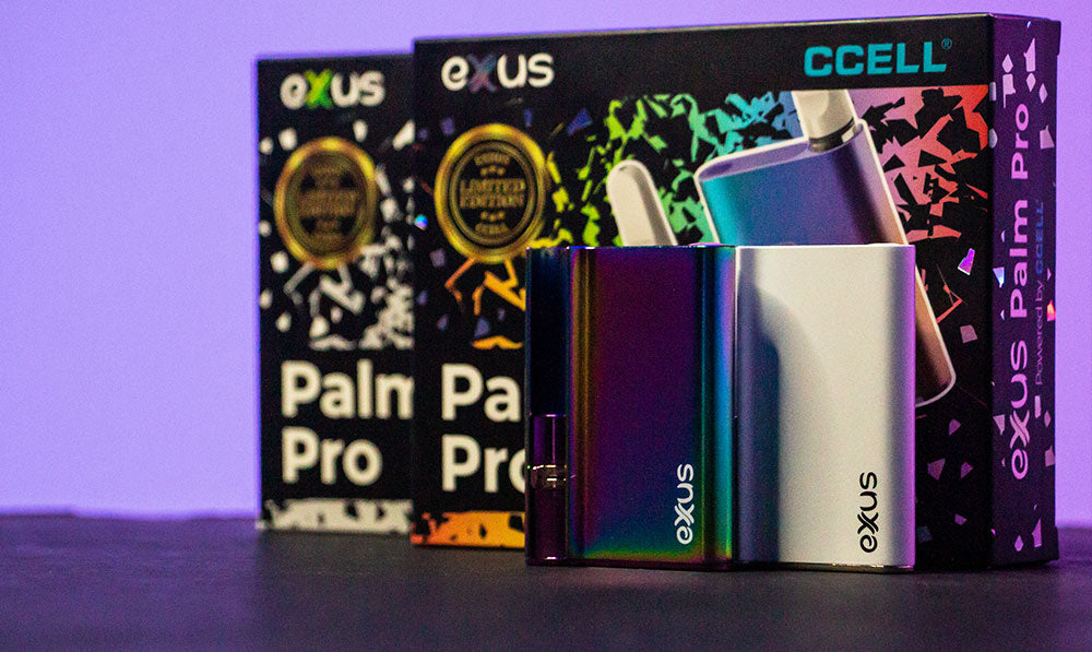 Vaporizador de cartucho Exxus Palm Pro sobre una superficie negra con fondo morado