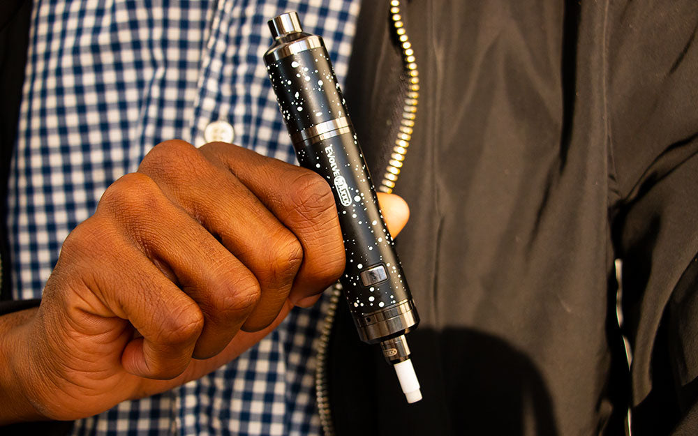 Hombre sujetando Black with White Spatter Wulf Evolve Maxxx modo colector de néctar fuera