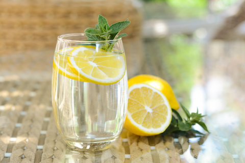 ein Glas Wasser mit Zitronenscheiben